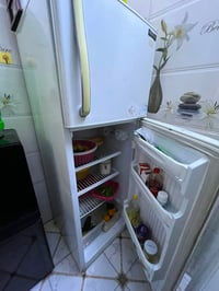 ثلاجه بيت نضيفه بس كلوبها. عطلان  وبيها ضربه صغيره بلباب نوعيه ياباني ...