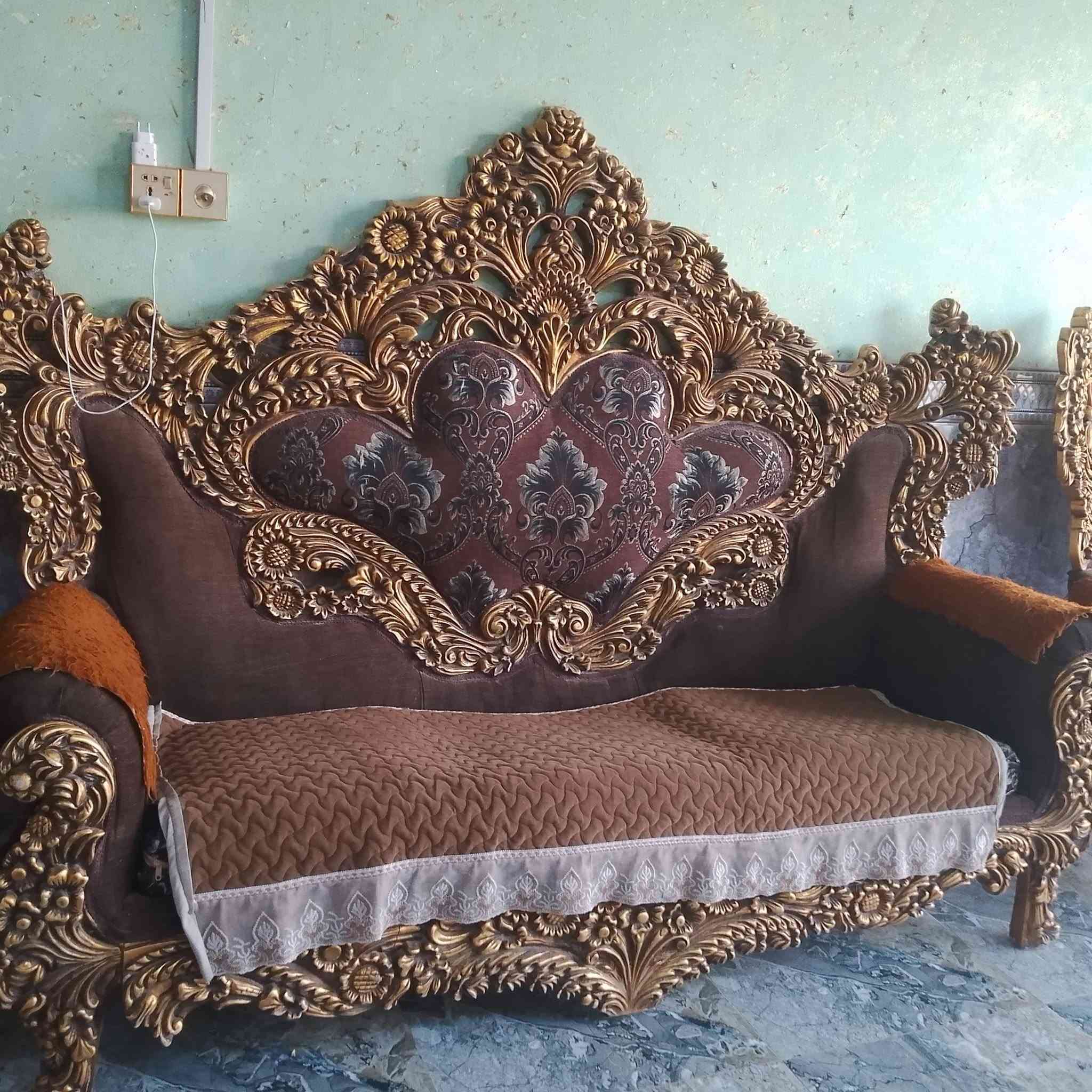 سلام عليكم
عندي تخم ملكي للبيع يتكون من اربع كراسي قنفات و فنفتين و 4طبلات معه مثل ما موجود امامك نظافه 80 بل 100 السعر مناسب (550الف) وبي مجال اليحب يراسني وهذه رقمي ***********
العنوان ديوانيه سنيه
