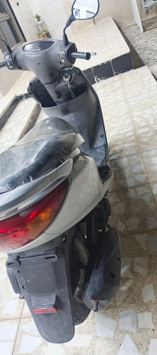 السلام عليكم
بريز للبيع جديدة كلش مال رمبة صارلها شهر من نازلة برغي مامفتوح بيها

كلها ختم واحد حتى المرايات 

سعرها 900 وبيها مجال بسيط 

مكاني بغداد 

***********
