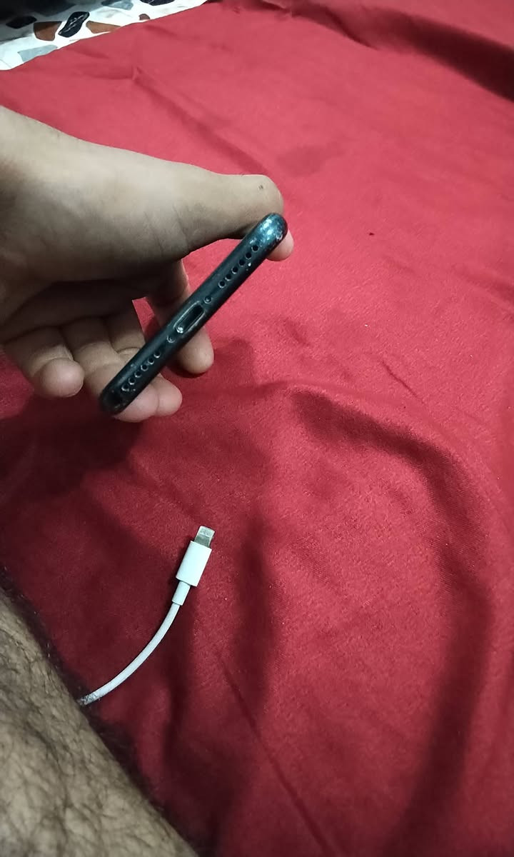 ايفون ٧ • ١٢٨ • بصمه عاطله