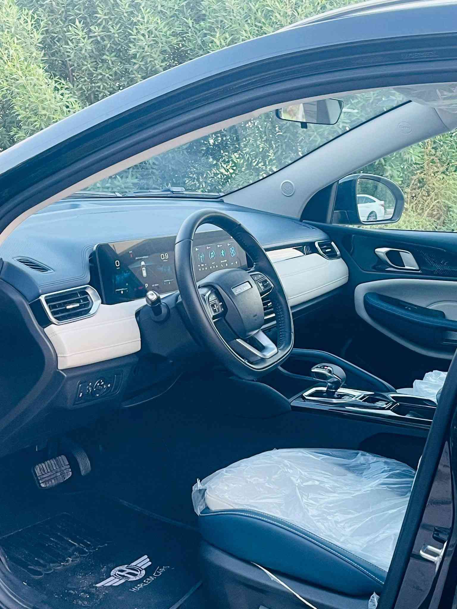 جيتور2026 X50 زيرو ع ايدي ماشيه 2700 زيرو
كفاله من الشخط شرط بأسمي عقد مروري مباشر 

* المحرك: 1.5 لتر تيربو، 4 سلندر

* القوة: حوالي 154–156 حصان

* العزم: 230 نيوتن/م

* القير: أوتوماتيك DCT، 6 سرعات

* الدفع: أمامي FWD

* المقاعد: 5، جلد

* شاشة وسطية + شاشة عدادات رقمية

* كاميرا 360°

* حساسات خلفية

* فتحة سقف كهربائية

* مثبت سرعة

* مراقبة النقطة العمياء

* مساعدة تغيير المسار

* تحذير حركة المرور الخلفية

* 6 وسائد هوائية

* شحن لاسلكي

* Apple CarPlay وAndroid Auto

* تشغيل عن بُعد ومفتاح ذكي

* LED أمامي وخلفي

* Auto Hold وESP وABS

* مرايا كهربائية قابلة للطي

* وضعيات قيادة متعددة

* منقي X50

السعر 21 مليون و600  

للاستفسار ***********
