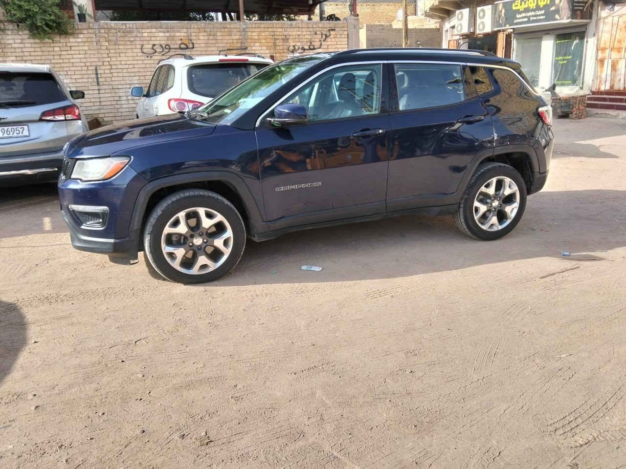 سلام عليكم جيب  موديل2019 
فور ويل 4x4
الون حبري مع قمارة سودة بلاك توب
فول مواصفات ماعدى البنراما 
مميزات السيارة 
كار بلاي مع شاشة كبيرة 
كشنات جلد مع تدفئة تبريد
 كامرة دوارة 
ادامة كاملة 
سستم صوت past
بصمة ابواب مع ترحيب 
تشغيل عن بعد 
تعتيم 
سايد بريك بصمة 
وضعيات القيادة 
مثبت سرعة 
رقم بصرة انكليزي جديد 
سنوية 2027 مشروع وطني تحول ثاني يوم
طخم تاير جديد
محرك 2400 مكفول 
كير 9 نمر مكفول 
تدفئة تبريد كفالة 
مكفولة من الصبغ
داخلة في حالة ممتازة
عدد المسارات 85 الف ميل 
حدادية 100% قبل كم يوم مبدلهاا صدر
السعر 117يها مجال
العنوان البصرة 
متوفر واتساب ***********
بيها بارد بالباب الراكب وبارد بالجاملغ الخلفي
