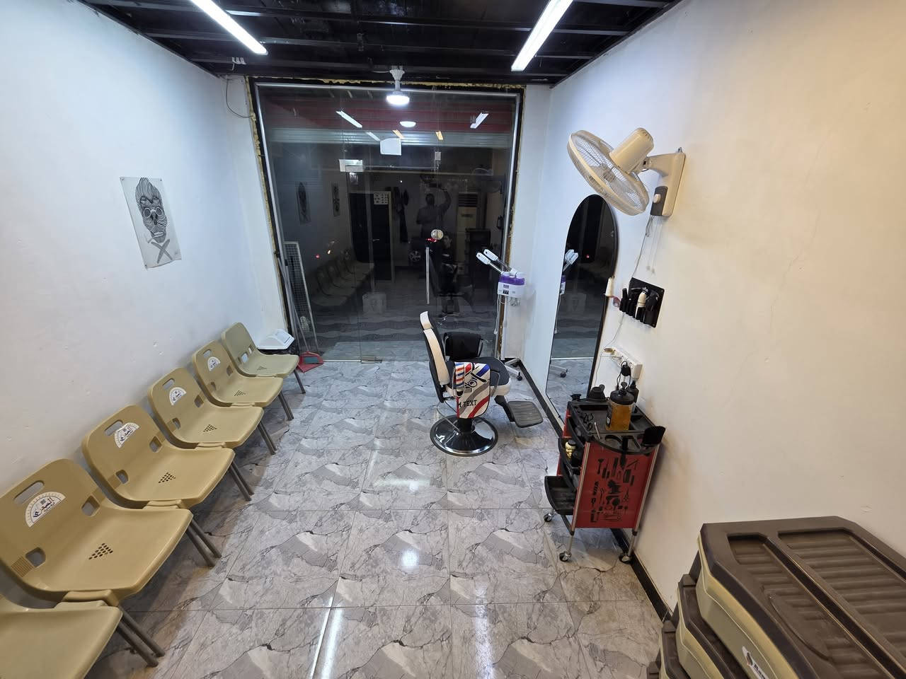 محل حلاقه للبيع
جاهز من كلشي
 مكاين JRL اصلي وكاله (بس المكاين سعرهن ٣٥٠)
سبلت عمودي ٣ طن 
مناقصه اي شي وجديد 
مكانه نهاية الثوره باتجاه المنصوريه (بصف مخبز سومر)
سبب البيع عدم التفرغ  
***********
