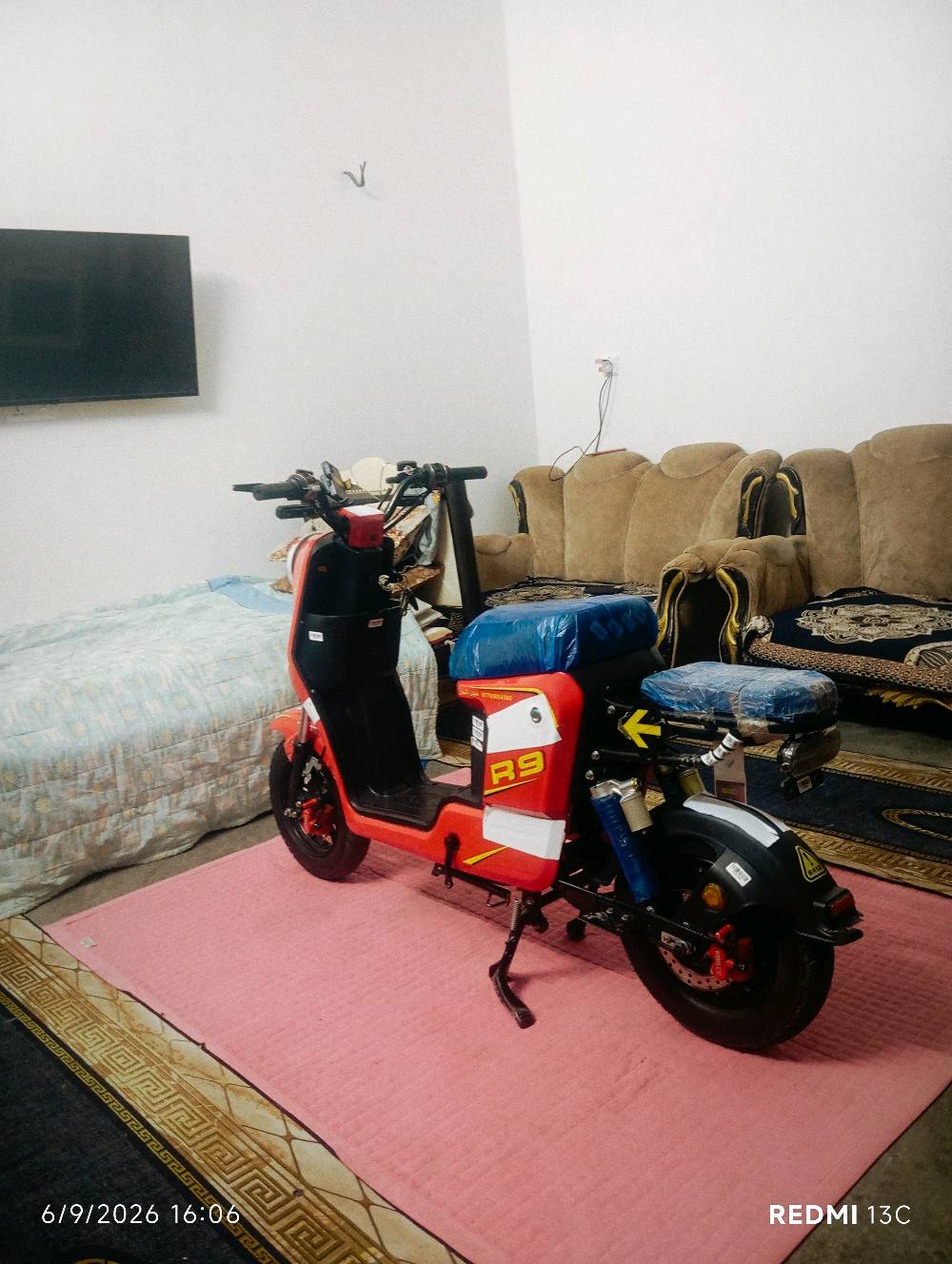 دراجه شحن R9 مديل 25 فول الدراجه نضيفه مكفوله من زلغ بيه نضام سرقة ونضام رجوع للخلف وبيه بصمه وسويج وبيه تشغيل عن بعد وسعر 400وبيه مجال
تگدر تذكر بالضبط موديل الدراجة وسنة الصنع إذا متوفرة؟: 
2025
وين موقعك بالضبط حتى المشتري يعرف الاستلام منين؟: 
بغداد المحموديه 
البطاريات شكد عددهن وحالتهن شنو؟ وهل بعدهن قويّات؟: 
خمس بطاريات ناضفه 70%
السعر 400 نهائي لو بيه مجال بسيط للمساومة؟: 
بيه مجال
أكو أي ملحقات إضافية وياها مثل الشاحن أو الوصلات أو أي ضمان/وصل شراء؟: 
وياها شاحنه تفصل لوحدهه من تفول وذا صير مراوس 