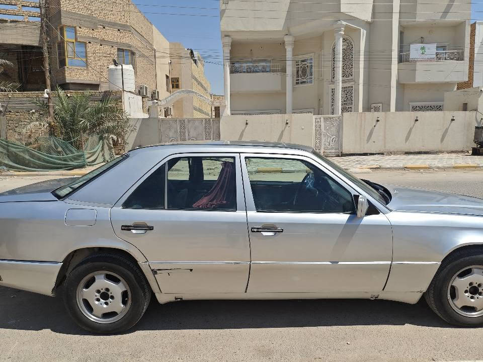 سلام عليكم مارسدس دب موديل 1990 للبيع محور مكينة vvt 3000 سيارة مكفولة من العيب الشرعي قواعد دبلات سليمة سيارة جاهزة عوزهة بس تبريد شديت منضومة تبريد جديدة فريز و راديتر و فان كاملة عوزهة بس كمبريسر
مكاني ناصرية سعر 45  للتواصل *********** ناصرية, ذي قار
