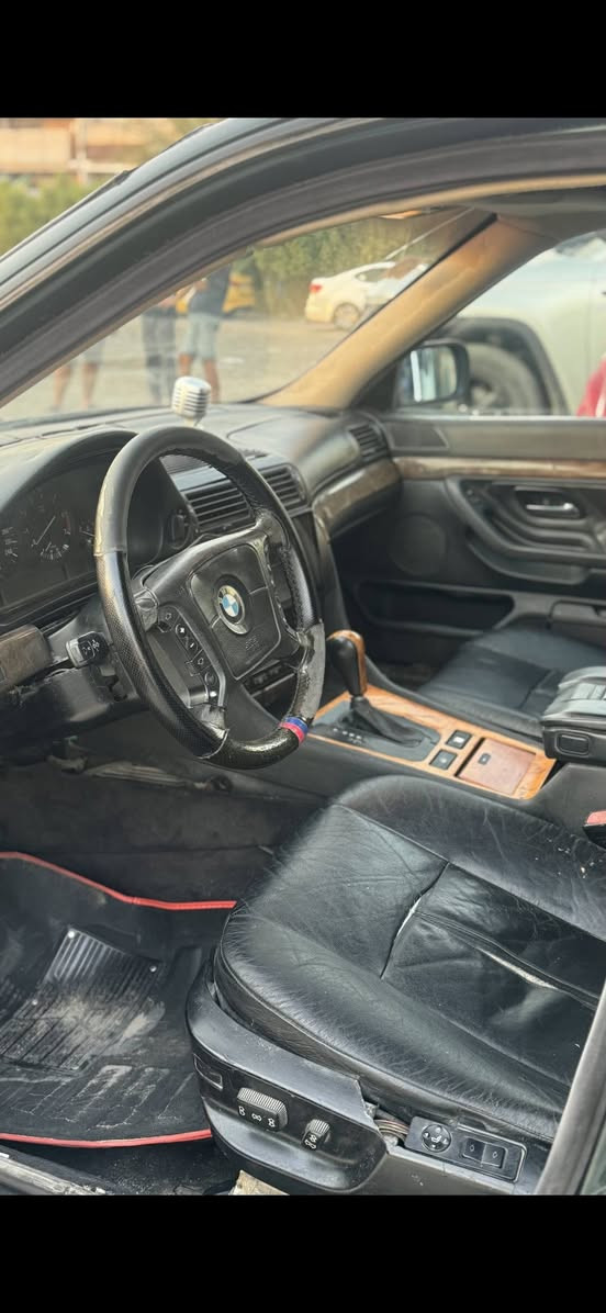 Bmw كاسح
735 موديل1996
السيارة كير جديد 
ومكينه نظيفه
تبريد ثلج
صدر امامي وخلفي وكاردن جديد
شاشه ومري قلاب وي البك 
الغرفة يحتاجلها ترتيب شي بسيط
مكاني الدورة ابو دشير 
السعر ٧٦ 
***********

