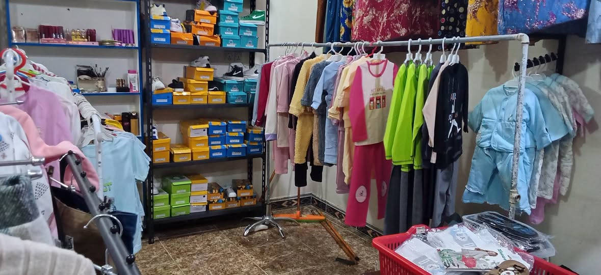 محل ملابس نسائيه واطفال للبيع 
احذيه مدرسيه
كوزمتك صغير  
العنوان التاميم قرب مطعم سيوفي 
***********
