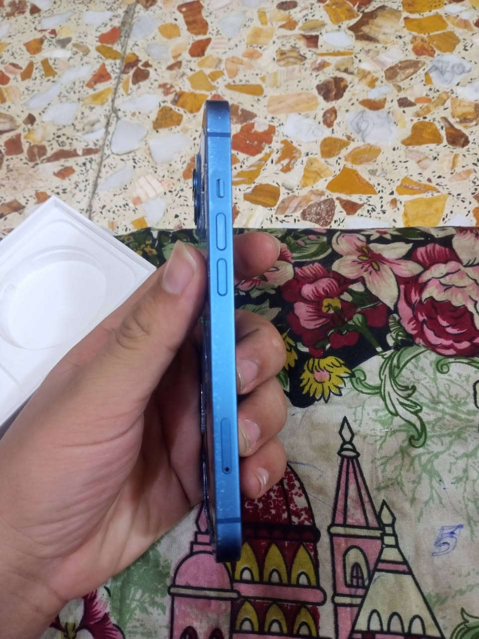 السلام عليكم ايفون ١٣ عادي مبدل بس بطاريه كلش زينه تقرا 100 الجهاز شرق اوسط كارتونه موجودة كلشي شغال فيس ايدي نت اتصال سيم كارت كامريات كله فول فقط ضهر مكسور ويتبدل ب ١٥ الجهاز مكفول من اي عطل واطيك بي ضمان  
مكاني بغداد 
***********
سعره 300 وبي مجال قليل ل شراي
