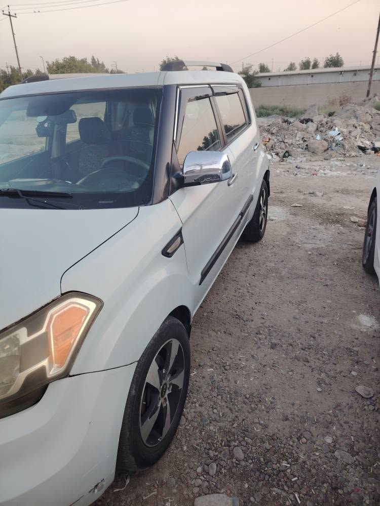 السلام عليكم 
كيا صول محرك 2000 دوش 
موديل 2011
رقم بغداد 
بيها 4 قطع بدون دواخل السياره جاهزه من كل شي
82 وبيها مجال 
للاتصال
*********** مع واساب
مكان بغداد بغداد, العراق
