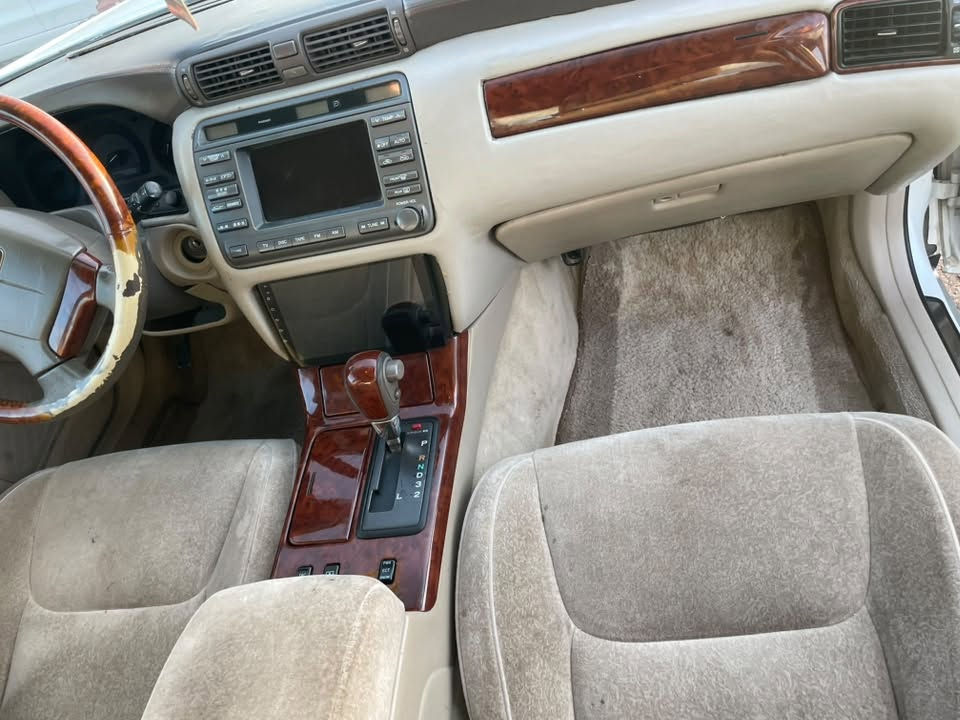 جنون ملكه مديل 2000 ثلاث دكم مبدل باب السايق بدون دواخل والباقي موضح بصور سياره بأسمي اوصولي لا كص ولا نقل جثه اكفل اصوليات شرط التحويل قرار 48 البدي بيح دحجات موضحات بصوره سعرها 130 سيارة  رقمه بصره ومكانه بالبصرة رقم  ***********
