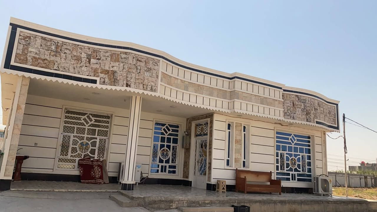 السلام عليكم ٢ دونم للبيع مع ٢بيت مساحه البيت ٢٢٥ متطقه البو جوهر قرب ست كويمه ماء كهرباء تبليط للباب *********** السيد ابو حيدر
