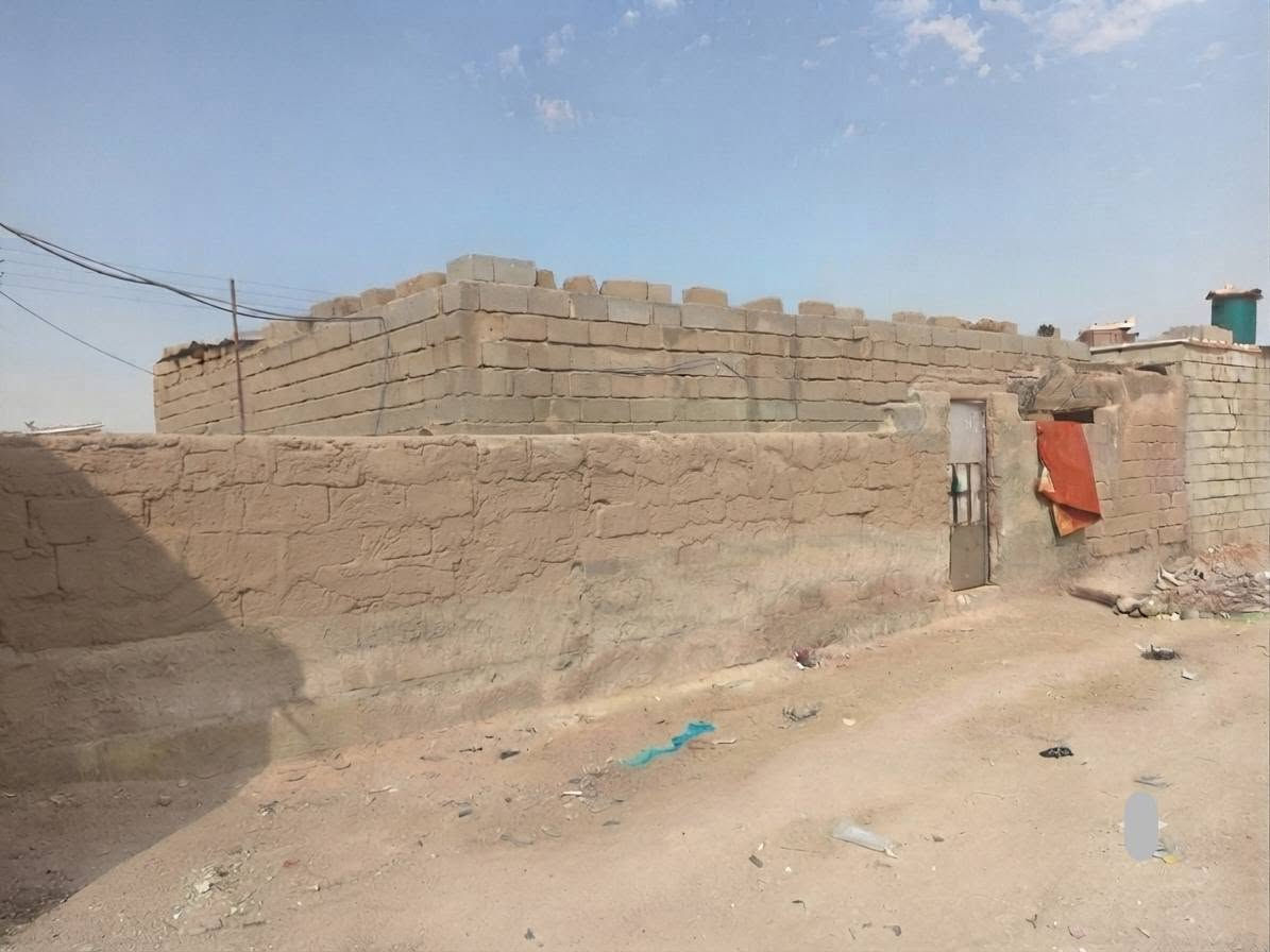 بيت للبيع المساحه 300 م عدد غرفتين وصاله ومطبخ حمام داخلي وتولتين  البيت له شارعين وكهرباء وبورين ماء 💦. السعر 16 مليون 💵 الموقع بصره زبير دور الضباط قرب المشاتل قرب عيادات الكندي  للاستفسار الاتصال على هاذه الرقم *********** مع واتساب
