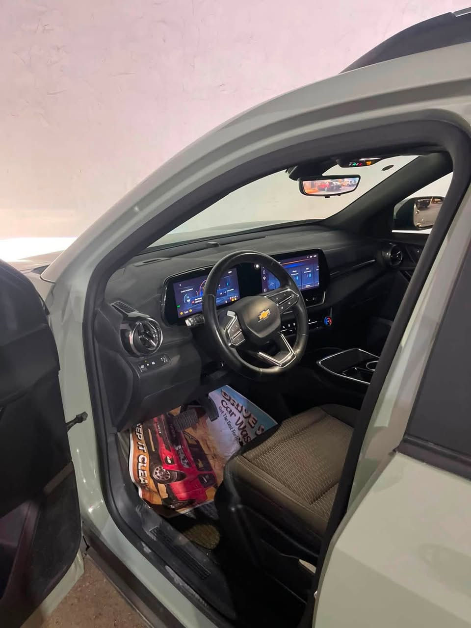 ⸻

🚗 للبيع | شفروليه إكوينوكس (Chevrolet Equinox)

سيارة نظيفة جدًا وبحالة ممتازة، استخدام شخصي ومحافظ عليها.

المواصفات:
✅ محرك بنزين توربو اقتصادي
✅ جير أوتوماتيك
✅ شاشة لمس كبيرة مع نظام معلومات وترفيه
✅ كاميرا خلفية وحساسات
✅ تشغيل بصمة وزر تشغيل
✅ إنارة LED أمامية وخلفية
✅ جنوط ألمنيوم
✅ تكييف ممتاز
✅ داخلية نظيفة جدًا

حالة السيارة:

* الماكينة والجير والشاصي بحالة ممتازة.
* لا تحتاج أي مصروف.
* جاهزة للفحص.

💰 السعر: خاص (للجادين فقط).

📩 للاستفسار أو المعاينة، يرجى التواصل على الخاص.
***********
