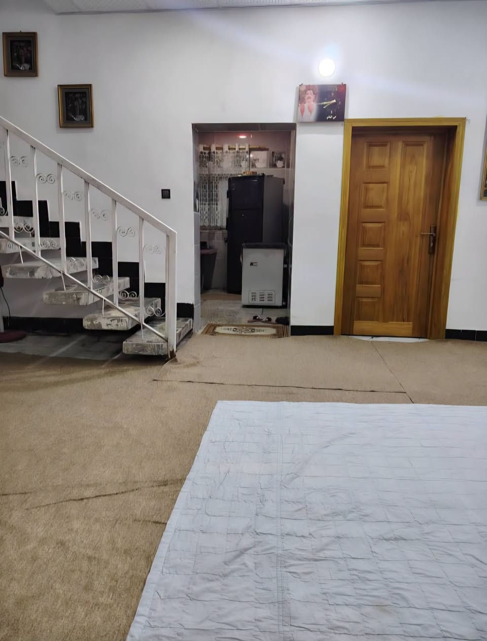 السلام عليكم
بيت طابو صرف للبيع ٣٠٠م ام العصافير صب كونكريت 
قرب الروضة العبير سنه البناء ٢٠٠٠ ترميم قبل أشهر 
 غرفتين وصالة ومطبخ وبراني وصحيات داخليه وخارجيه
السعر ١٠٥  قابل للتفاوض 
***********
