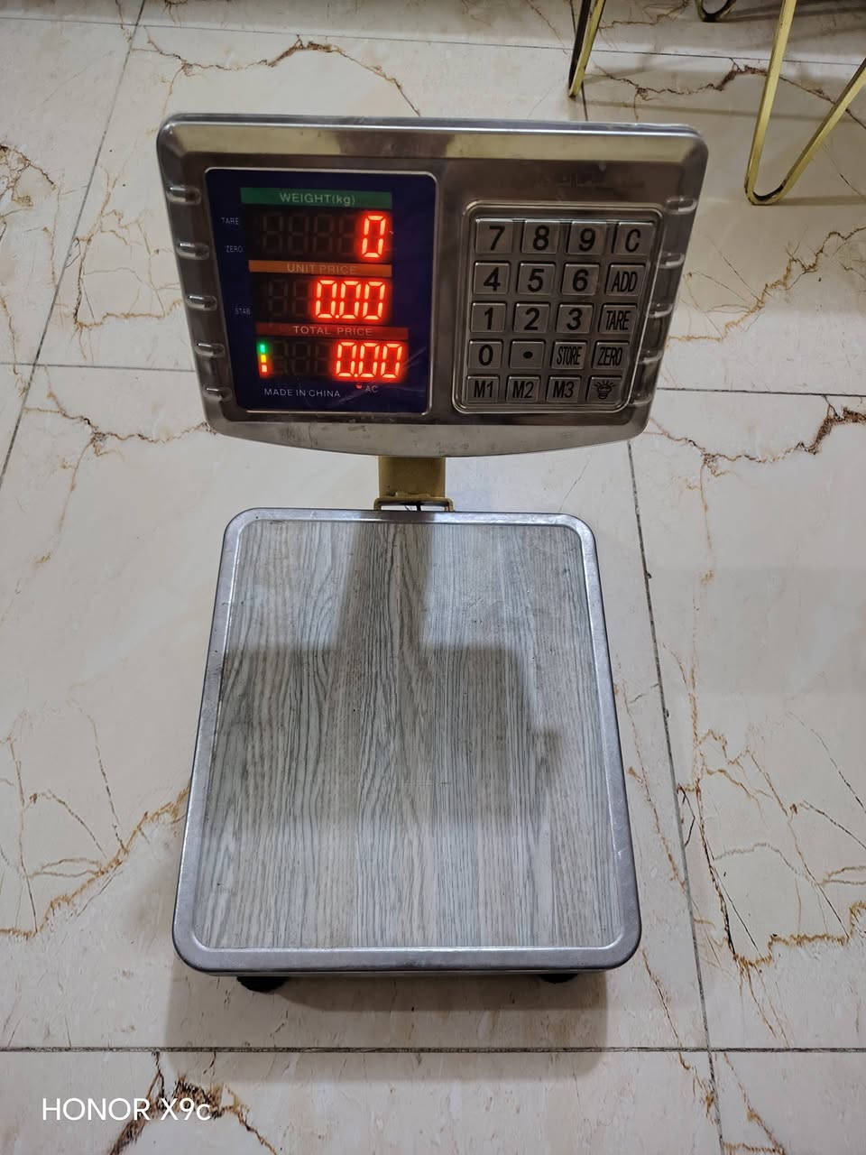 السلام علیکم میزان 50 كیلو جديد غير مستعمل سعر 000,50 عنوان کاطون الرحمه رقم الهاتف ***********

نص مكتوب في الصور:
- HONOR X9c