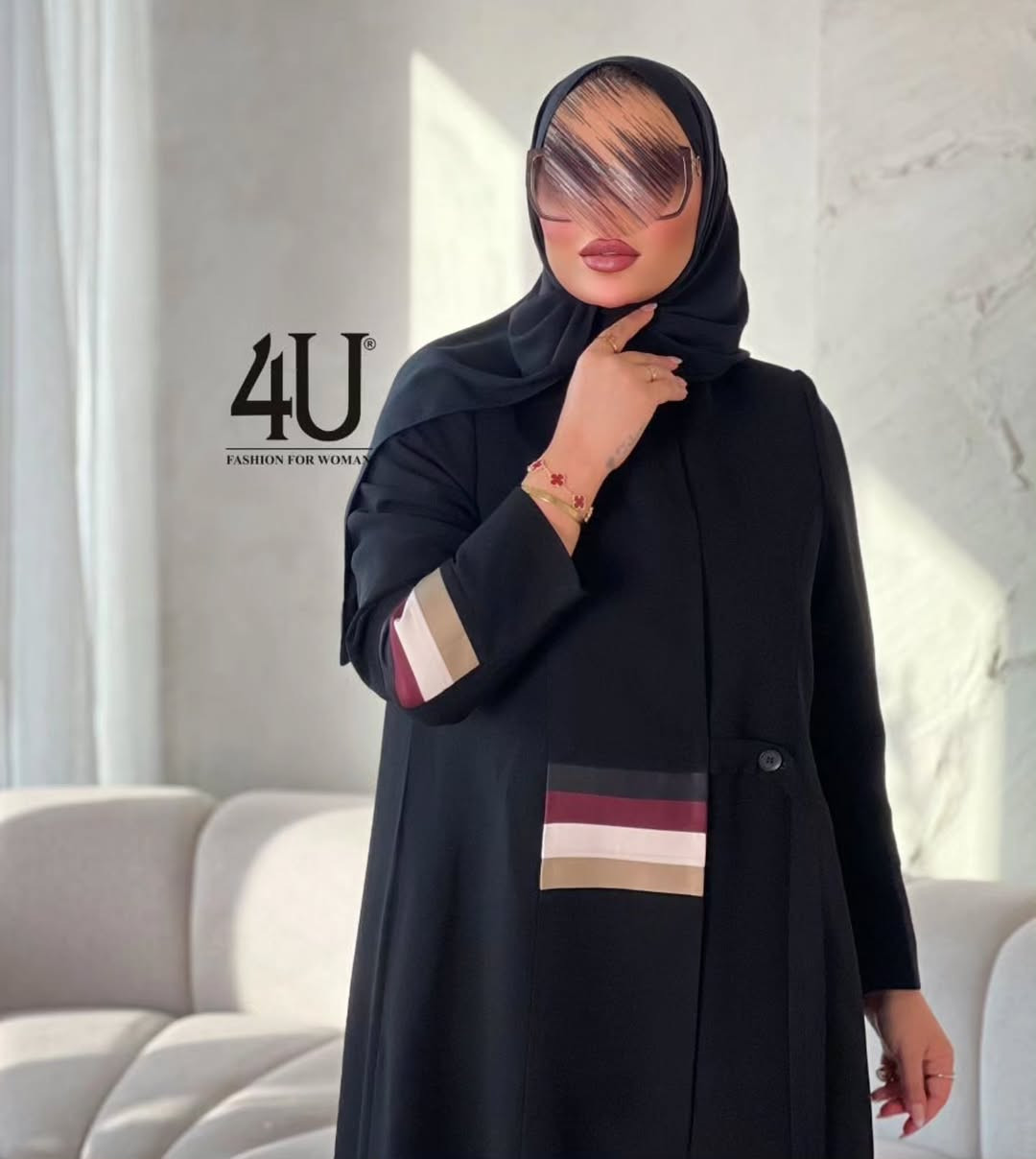 من تصاميم فور يو. 
  عبايه  قصه جاكيت  رسمي مودرن.
 مع خطوط ملونه هادئه تكسر  رتابه السواد.
 العبايه قماش كوبا (الأصلي )  الخطوط ستن فايف.
 مع دكمه جانبيه تربط بحزام لتخصير.. 
  بطانه كامله مع شال.

نص مكتوب في الصور:
- 4U FASHION FOR WOMAN
