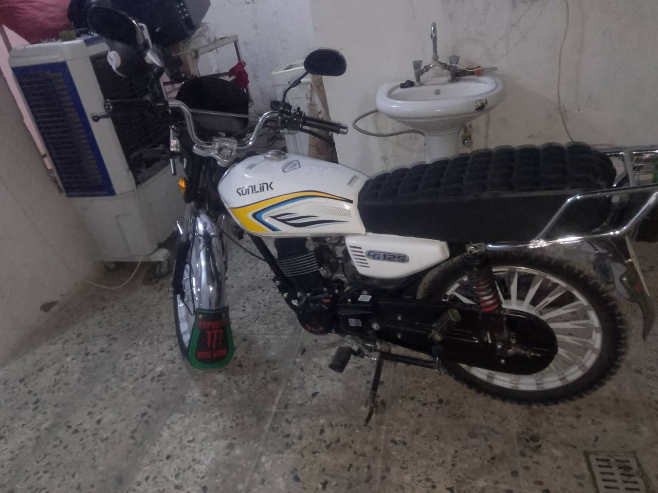 دراجه للبيع ضاقطه وتنجيل مدير 25 السعر 950 وبيها مجال***********
