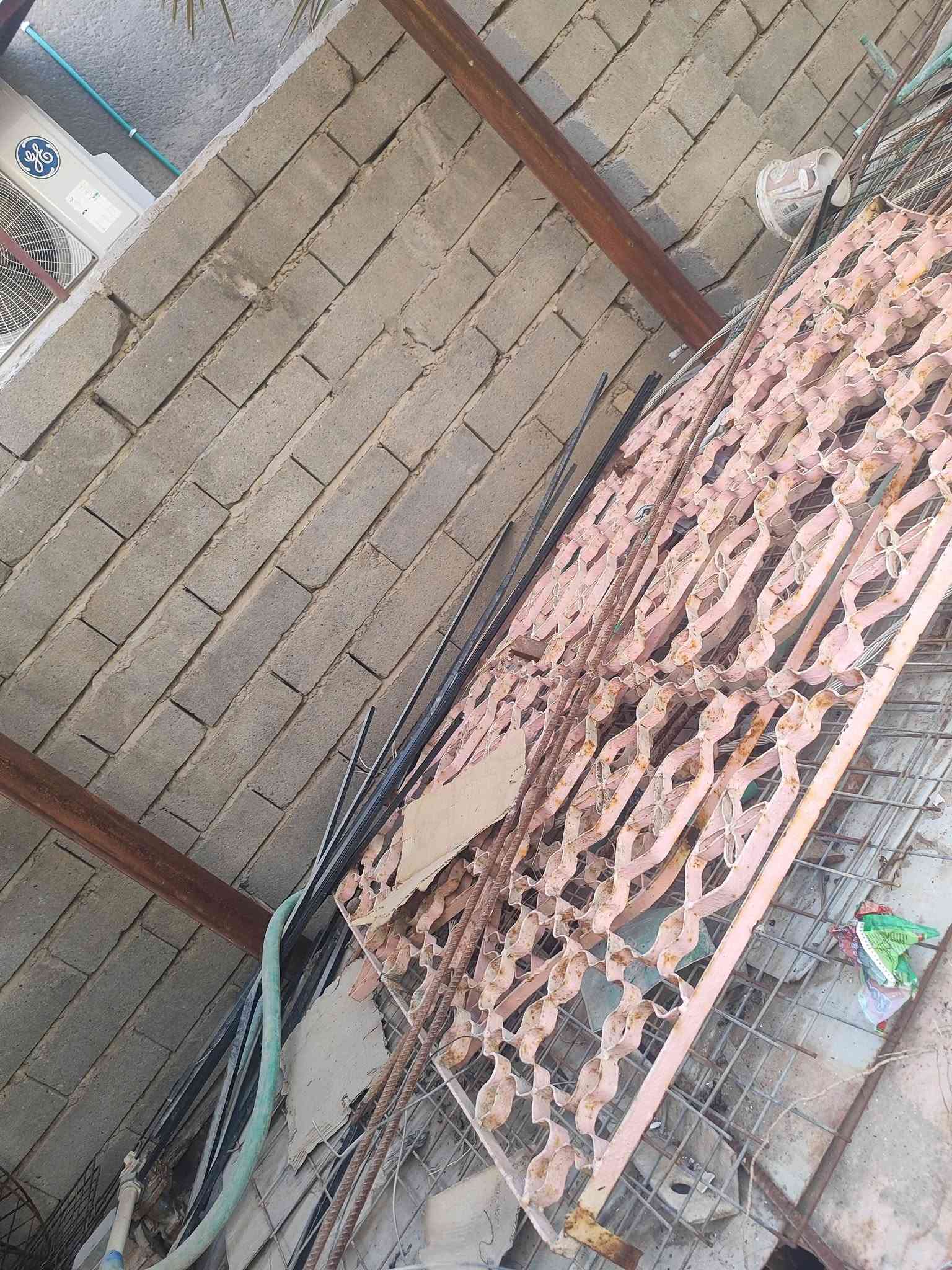 بوريات ابو 6 مفتوح من النص يرهمن للعنده زرع او مجاري طول البوري 5متر وبيهن 4متر +محجر شبابيك وباب حديد عرض متر ونص بمترين و20.للاستفسار خاص او اتصال على الرقم ***********مكاني بني منصور منطقة ابو غريب.

