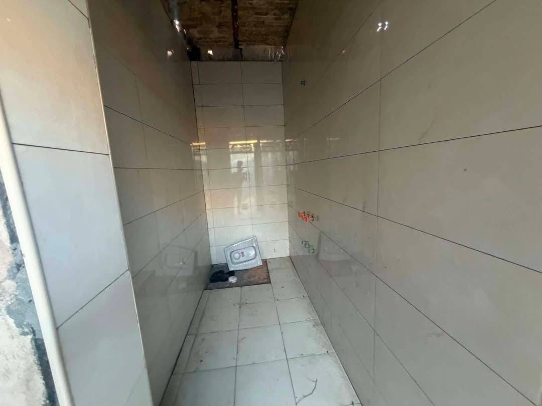 يالله سلام عليكم  بيت للبيع  125متر يتكون البيت من غرفة نوم وصاله   ومطبخ   البيت كامل الماي والكهرباء كامل بي نقص بس  وبورك  سند25  مداور بأسم المشتري مشمول بالتطويب العنوان الديوانية مقابل حي الحضاره البو جاسم  خلف مديرية المخدرات الجديده 
السعر 20 نقد  
اقصاد 25
