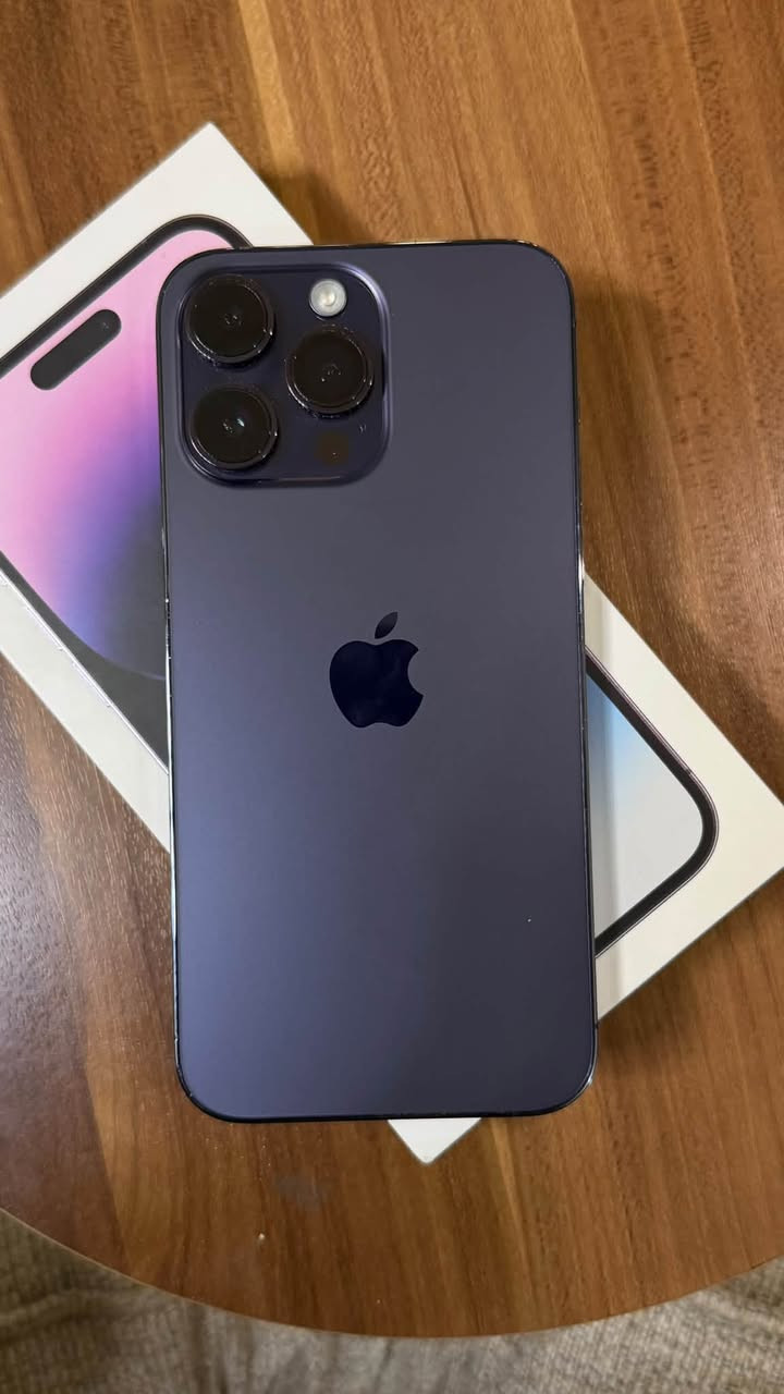 السلام عليكم 
iPhone 14 Pro max للبيع 
التلفون شرق اوسط ماخذه من عالم القلعه ضمان ماستر 
الجهاز نظيف مثل ما موضح بالصور 
غراضه والكارتونة موجودات كاملات
ذاكره 256 
نسبة البطاريه 83% 🔋 
لون التلفون بنفسجي 
سعر التلفون 900 ألف  
مكاني بغداد السيدية ما متواجد على الفيس 
للتواصل *********** واتساب او رصيد

نص مكتوب في الصور:
- ١:٤٩ البطارية حالة البطارية والشحن كما هو الحال مع البطاريات القابلة لإعادة الشحن، بطارية الهاتف قابلة للاستهلاك وتصبح أقل فاعلية مع الوقت. معرفة المزيد... الحد الأقصى للقدرة ٨٣٪ هذا قياس لقدرة البطارية مقارنة بقدرتها عندما كانت جديدة. قد تتسبب القدرة المنخفضة بتقليل ساعات الاستخدام بين عملية الشحن والأخرى. أقصى قدرة للأداء ستساعد الأنظمة المضمنة في النظام والمكونات في تخفيف آثار الأداء التي قد تلاحظها أثناء التقدم الكيميائي في عمر بطارية iPhone. شحن البطارية المحسن للحد من استنزاف عمر البطارية، يتعلم الـ iPhone من عادات الشحن اليومية، بحيث ينتظر ولا يتجاوز ٨٠٪ حتى يحين موعد حاجتك إلى استخدامه.
- ١:٤٩
- رجوع
- حول
- الاسم
- < iPhone
- إصدار iOS
- < 18.5
- اسم الطراز
- iPhone 14 Pro Max
- رقم الطراز
- M...
- 'A
- الرقم التسلسلي
- N...
- الأغاني
- .
- الفيديوهات
- الصور
- السعة
- ٢٥٦ غ.ب.
- متوفرة
- ٢٤٠,٧٥ غ.ب.
- عنوان Wi-Fi
- E0:BD:A0:03:03:40
- Bluetooth
- E0:BD:A0:03:F4:07
- البرنامج الثابت للمودم
- 3.60.02
- SEID
- <
- EID
- 890490320***********143693626662