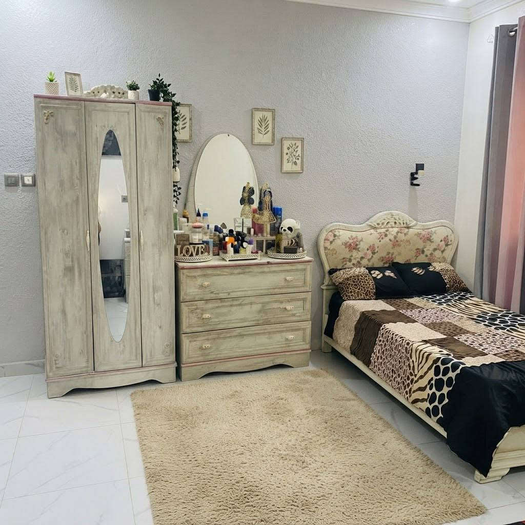 غرفه تركيه بسعر220وبيها مجال سرير نفر ونص ودوشك طبي وميز مرايه وكنتور خشب نضيف وثكيل عنواني بغداد

نص مكتوب في الصور:
- السوق المفتوح OpenSooq 3 / 3 3 دردش 077706109XX
- اقتصاص
- ١ / ٣ السوق المفتوح OpenSooq اضغط للتكبير 3 دردش 077706109XX
- 3 14 2 / 3 السوق المفتوح OpenSooq دردش 077706109XX