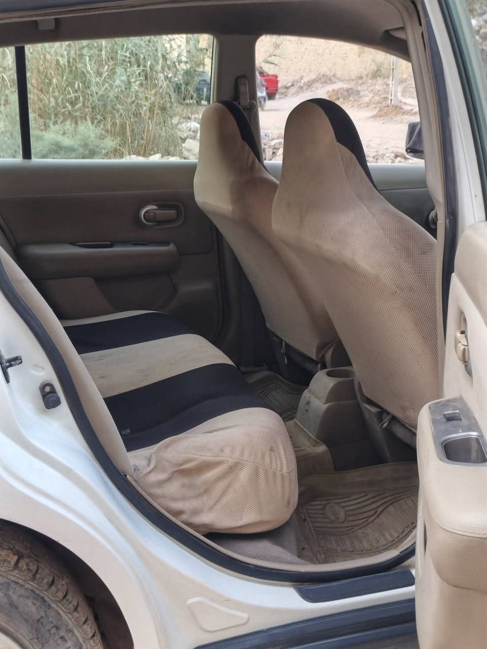 السلام عليكم نيسان تيدا للبيع موديل ٢٠١٣ بيه جاملغ خلفي لون ابيض سياره بلاديه ماشيه ١٠٨ وقابله للزياده مكان سيارة بغداد  بياع سعره ٨٠ وبيه مجال واتصال على رقم ***********
