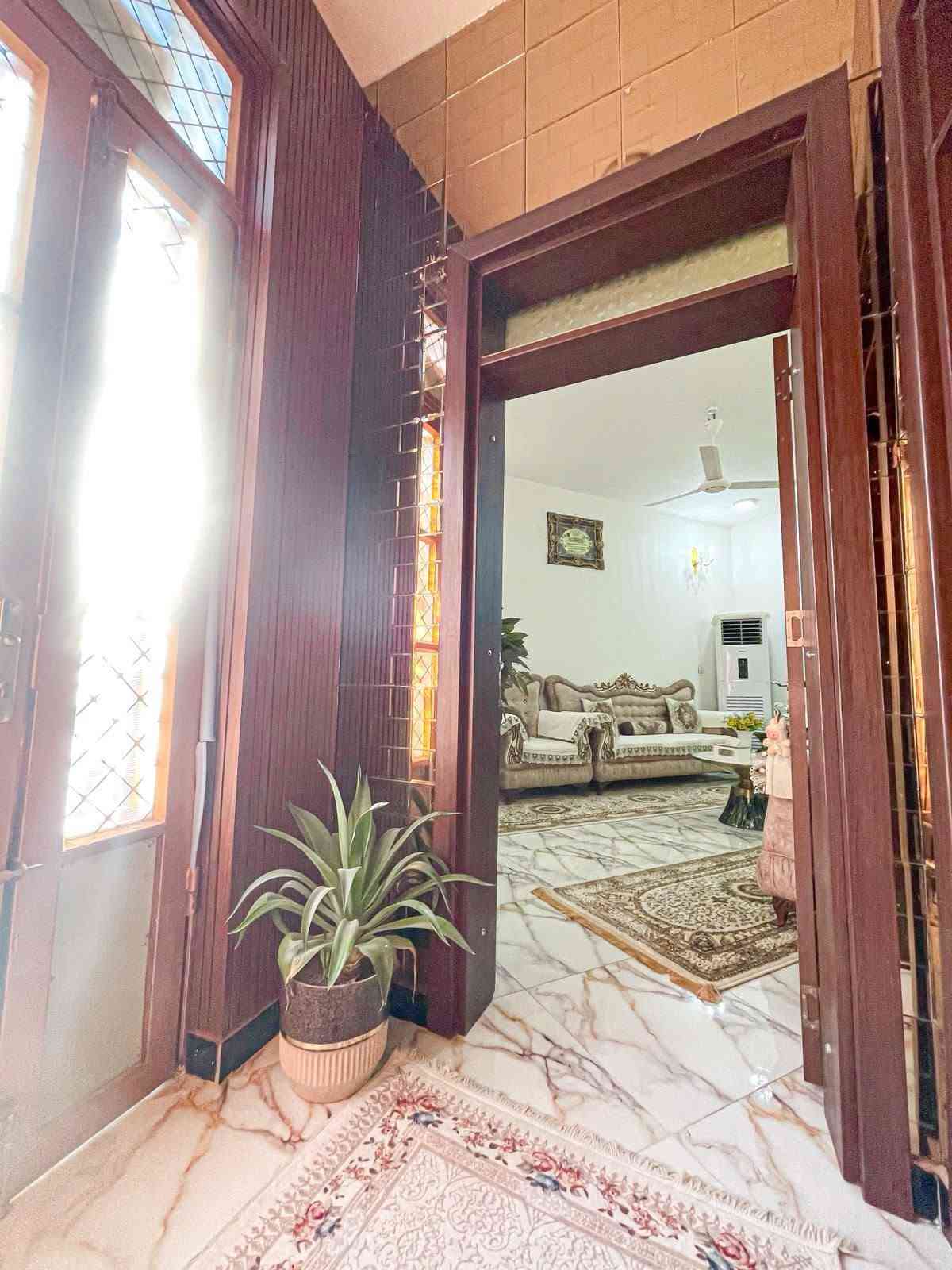 السلام عليكم بيت زراعي مساحة 620متر سند 25 مشمول بتطويب معامله كامله  معروض اللبيع  قريب على شارع جدا🏠
العنوان الديوانية ام طباشي قرب مدرسة14تموز 
البناء حديث اساس گونكريت گرافت مساحة البناء 300متر والباقي من المساحة 320گراج سيارة وحديقة وممرات حول البيت عرض ثلاث امتار مع استقبال خارجي طول 10امتار ومطبخ خارجي 
البيت يتكون من طابقين 
الطابق الاول
غرفتين نوم
استقبال
مطبخ حار وبارد
اصاله گبيرة
مجمع صحيات داخلية وخارجية
الطابق الثاني
غرفتين نوم
اصاله كبيرة
مطبخ
مجمع صحيات
سطحين
الاستفسار على الرقم ***********
