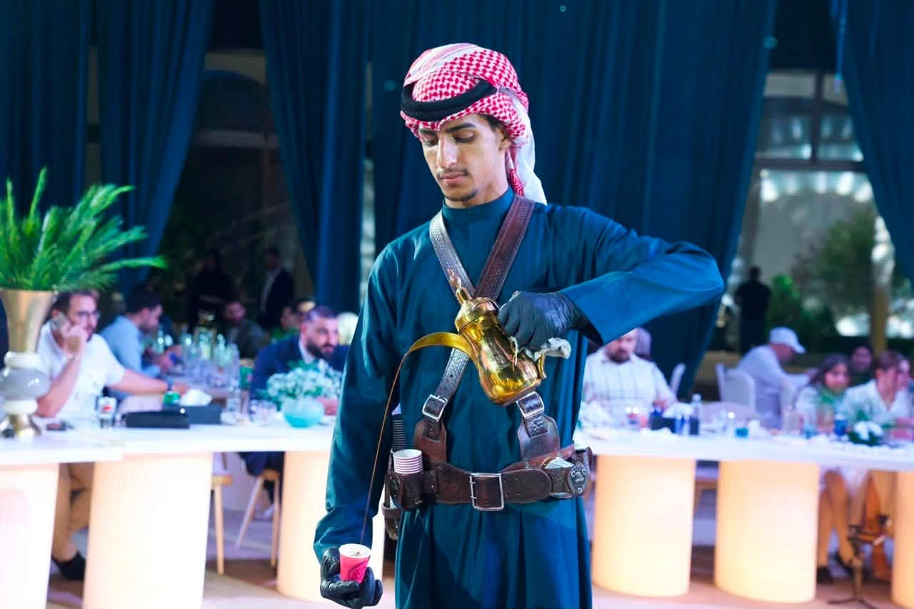 بإدارة مرتضى العنزي ✨
نوفر كادر نسائي ورجالي متخصص بتوزيع القهوة العربية بالزي العربي الفخم ☕🤎
ضيافة راقية ولمسة عربية أصيلة لكل المناسبات:
الأعراس • الخطوبة • المؤتمرات • مجالس العزاء
فخامة بالحضور وتميّز بالتقديم — بغداد فقط 🤎 
*********** واتساب
‏ اتصال***********
