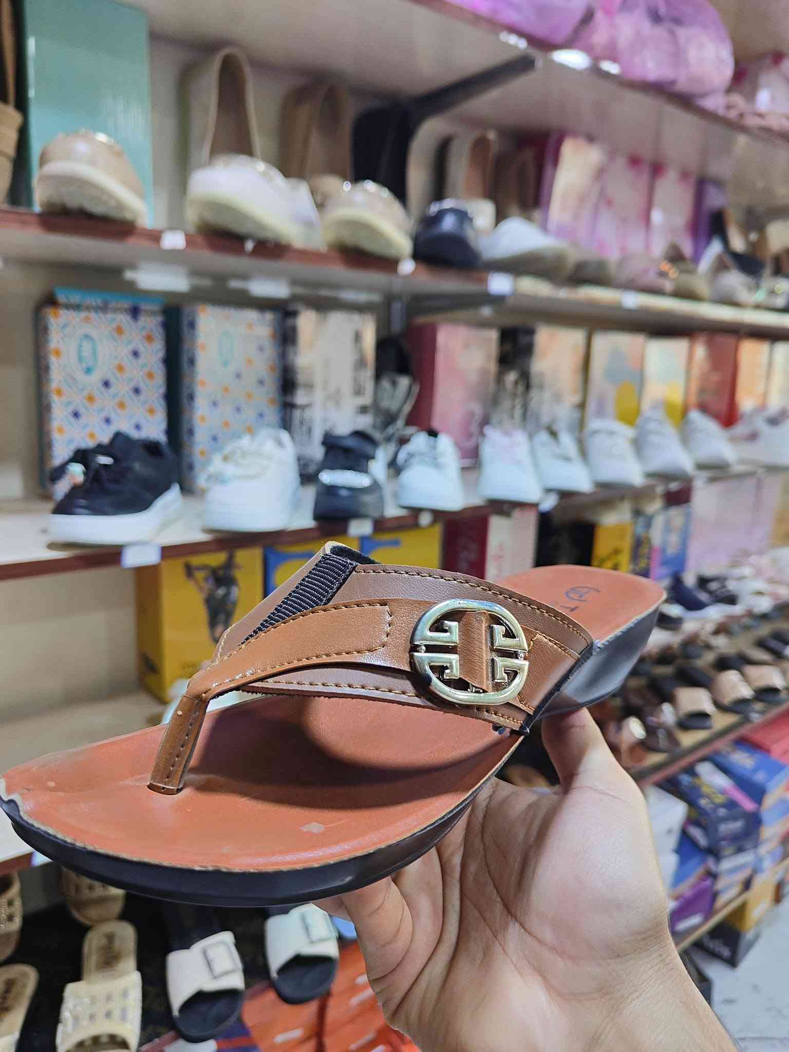 السلام عليكم شحاطات نسائية اخر القطع السعر 4000
