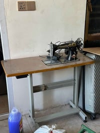 ….. مكينة خياطة للبيع   السعر 100 الف   شغالة مع الميز المكينة   العنو...