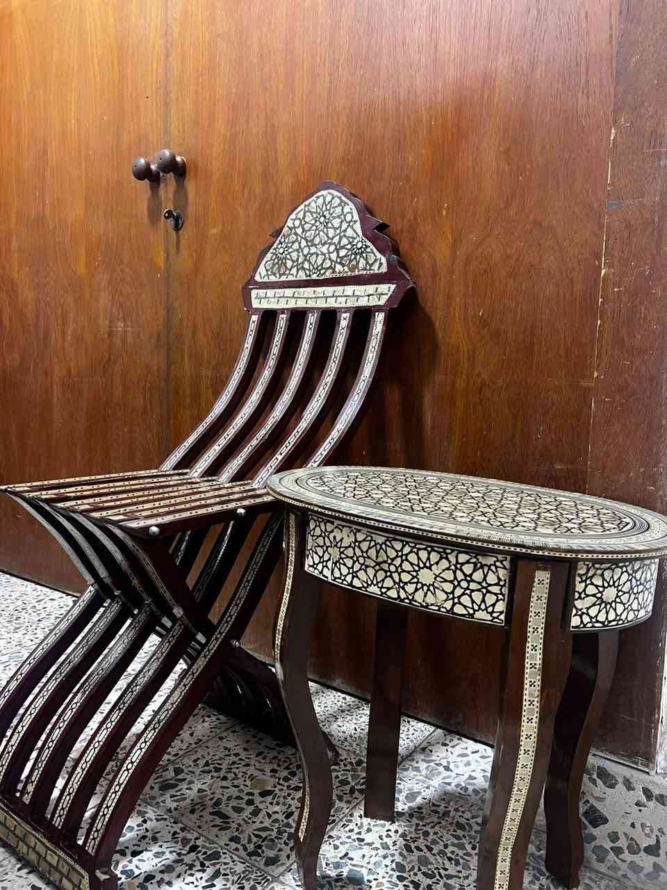 السلام عليكم اخوان متوفر للبيع سيت طبلات عدد 4 وكراسي عدد 2 ارابيسك صناعة مصرية ورايدهم بسعر 400 الف دينار  وبيهم مجال بسيط وللاستفسار على الرقم *********** / ابو لارا وموجود على الرقم واتس اب
