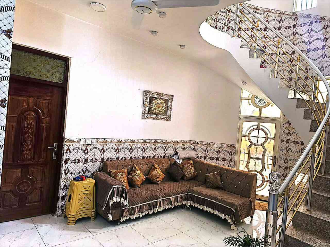 بسم الله الرحمن الرحيم
تم عرض عقار في منطقة السياسين﴿﴿ المربع الذهبي﴾﴾ 
بيت مساحه :260متر مربع طابق واحد 
موقع البيت : قرب مدرسه الروان بصف الركن وعلى ساحه
السعر :: 195 وقابل للتفاوض 
رقم التواصل 
***********
***********
