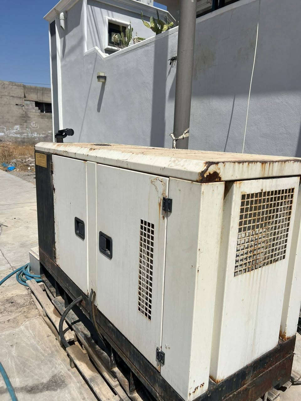 المحرك: ليستر بيتر (Lister Petter) بريطاني، 4 سلندر ديزل (فئة Alpha LPW4).

​القدرة التقريبية: 15 إلى 20 KVA.

​الموقع: بغداد.

​السعر: 20 ورقة (2,000 دولار أمريكي).

​نظام التبريد: تبريد بالماء (راديتر).

​نظام الوقود والإطفاء: طرمبة ديزل ميكانيكية + سيلينويد إطفاء كهربائي (12V).

​الهيكل: كاتم صوت (Silent) مع عازل حراري على العادم رقم تلفون ***********
