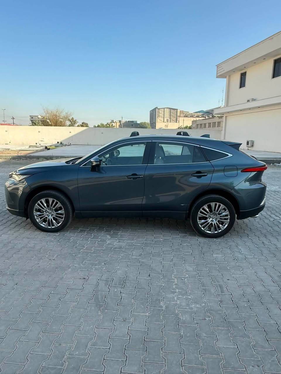 للبيع تويوتا فينزا XLE موديل 2024 🔥
🚘 Toyota Venza XLE 2024
📍 بغداد

▫️ ماشية 45 ألف كم فقط
▫️ مواصفات XLE
▫️ هايبرد — صرفية ممتازة
▫️ لون خارجي رمادي غامق راقي جداً
▫️ داخلية فاتحة جلد ونظيفة
▫️ جنوط أصلية
▫️ شاشة وسطية + Apple CarPlay
▫️ كاميرا خلفية وحساسات
▫️ السيارة من الداخل نظيفة ومرتبة جداً
▫️ جاهزة للفحص بأي مكان يختاره المشتري.
صور الضرر موجودة 
مكان السيارة بغداد العامرية 
💰 السعر: 22800$
📞 للتواصل: ***********
