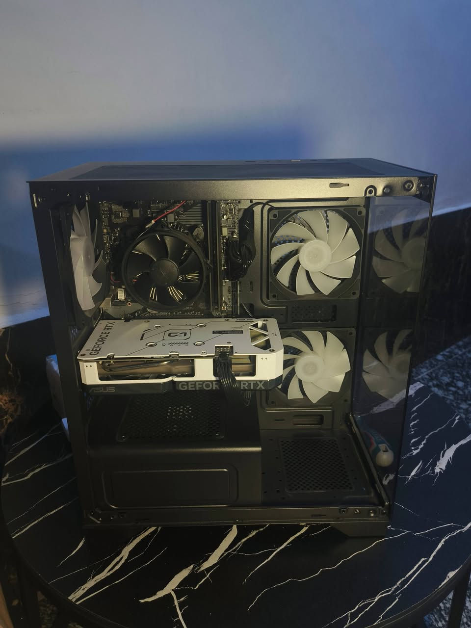 Pc للبيع
جديد ما مستعمل فقط 5 مرات مشتغل المواصفات مذكورة بل صوره 

للاستفسار واتساب فقط ***********
