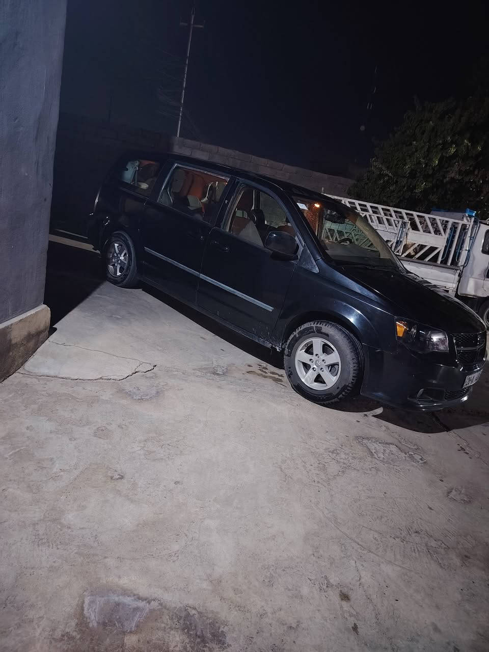 السلام عليكم سياره نوع دوج كرفون 
الموديل 9 محدث 18 نضيف النضافه خير من الله  الضرر 3 قطع جاملغ وباب نفر باب سلايت 
رقم دولي خصوصي تحويل من الشرعي مباشر شرعيها سكن الحوريه 
شرط كير محرك صدر تواير كهربائيات بشرط 
صاحب السياره *********** 
السعر 95 ومجال حك الجيه
