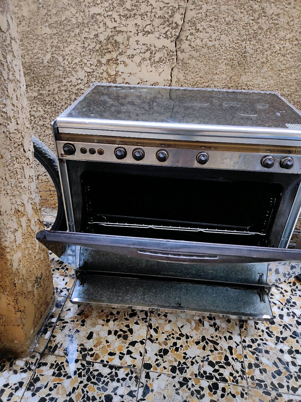 طباخ • فرن شغال • باب ما يغلّق