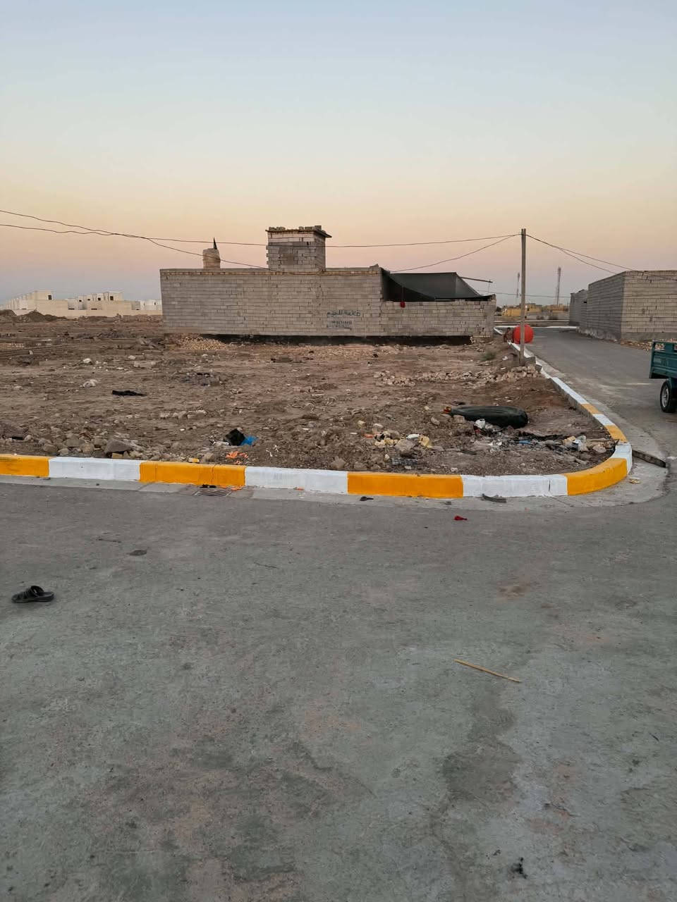 قطع للبيع 600 م  ابيع 200م عادي مستعجل ..ركن تبليط ماء مجاري منطقه اعباده جاهزه من كل الخدمات ***********
