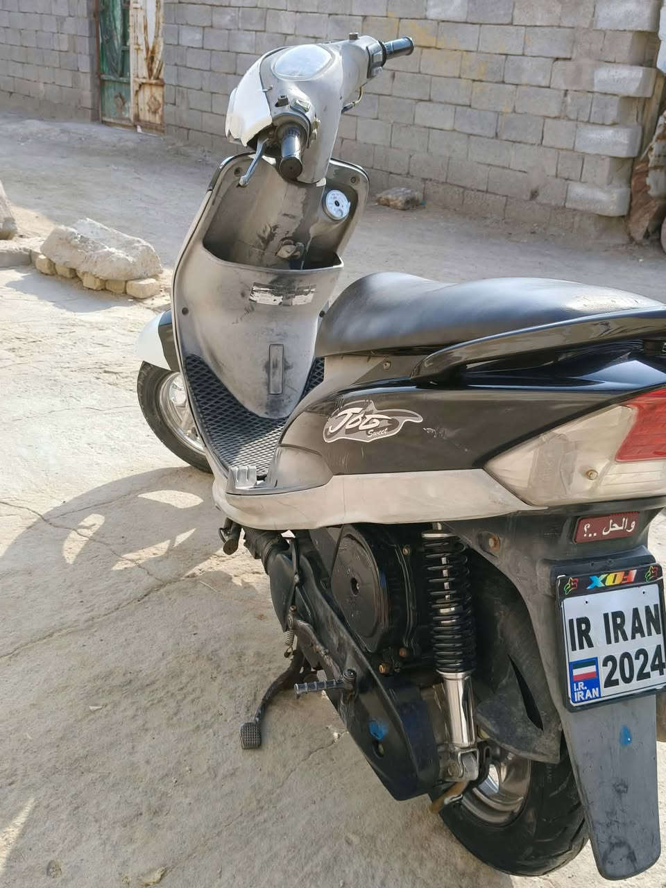 السلام عليكم دراجه ماكس قجمه مختمه من طول لطول دراجه خير من الله مكينه ناعمه ما مفتوحه نضافه فول مثل ماموضح بصوره كلجات جدد شلعه خير من الله كلشي شغال بيهه سلف هندر لايت عينه اشاير هورن عنوانيّ البصره ياسين خريبط السعر750 وبيه مجال رقم هاتف ***********
