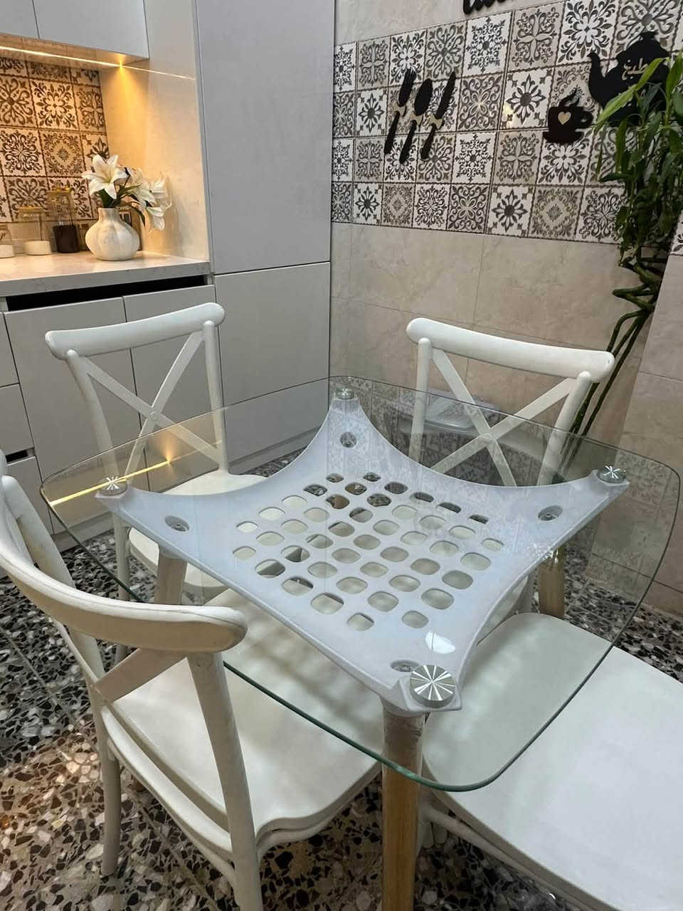 ميز طعام 4 كراسي قياس 80* 80  سعر 200 وبي مجال نظافه100‎%‎ للاستفسار تواصل خاص او على الرقم
***********
