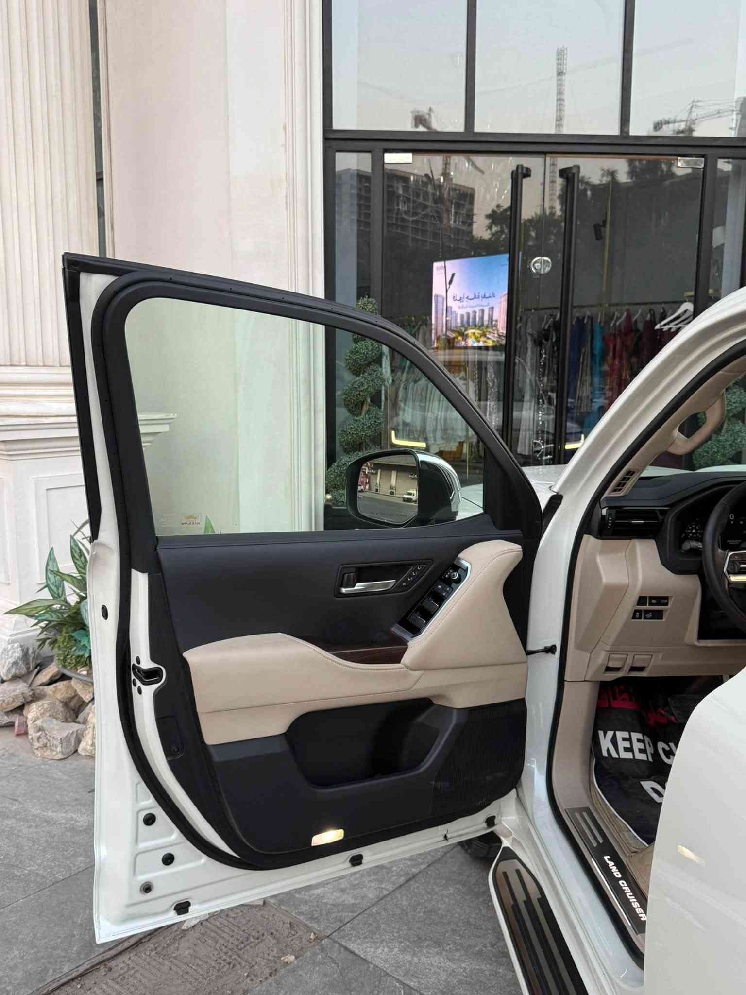 لاندكروز 2025 VX Limited 
السيارة بريم اصل باب اولا
مغلفه ppf من زيرو ضمان 10 سنوات 
كفالة عامة من كلشي 
ماشيه 13 الف كيلو فقط 
السياره بعدهه على وضع الزيرو 
رقم بغداد تحويل مباشر 
السيارة فول مواصفات 1/1 
بيبان شفط 
فلاشات  بل صندوق الخلفي
رادار امامي جانبي خلفي 
نقطه عمياء 
دبل شاحن وايرليس (بريم)
تشغيل عن بعد 
4 كامرات 360 درجة
كراسي امامية تدفئة تبريد
الكراسي الخلفيه تبريد
مكان السيارة بغداد 
رقم الهاتف / واتساب ***********
