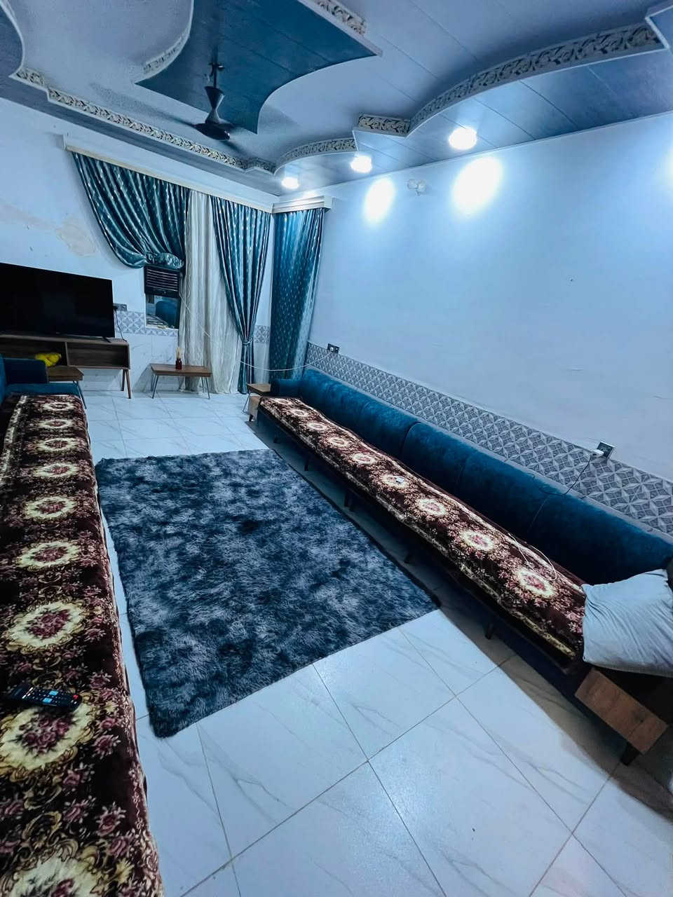 🏡 للبيع دار  طابو زراعي – موقع مميز جدًا النجف الأشرف
📍 الموقع: مقابل ملحق قرية الغدير، عمود 314، وتنزل وي سياج المطحنة.
📐 المساحة: 150 متر.

🏠 تفاصيل البيت:
• سقف صب كونكريت وأساس صب.
• صالة واستقبال.
• مطبخ.
• غرفتان.
• صحيات داخلية وخارجية.
• قريب جدًا من شارع الصب.

📑 التفاصيل القانونية:
• البيت مشمول بالتطويب.
• يوجد إقرار من صاحب الأرض باسمي.
• يوجد إقرار محكمة.
• توجد ميزانية كهرباء.
• محولة كهرباء قريبة جدًا من الدار، والكهرباء قوية.

✨ المنطقة راقية وهادئة، والجيران غير موجودين مقابل البيت، مما يوفر خصوصية وموقعًا مميزًا.

🏢 مكتب الكعبي للعقار
📞 للاستفسار الاتصال على ***********
السعر 72 مع المجال 
ملاحظة البيت بي اقرار من صاحب الارض سند ٢٥ حق التصرف
