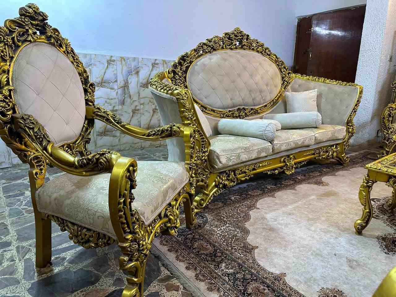 تخم ملكي ضخم عشر مقاعد مع طبلات اخو الجديد السعر قفل 900 مكانه المنصور ***********
