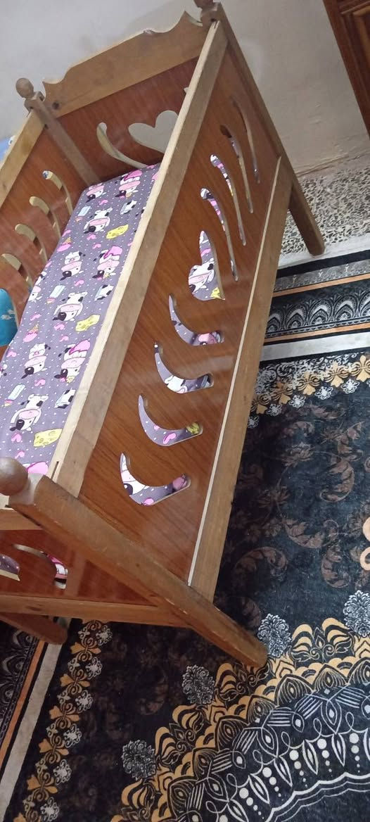 سرير اطفال نظيف مع دوشك استعمال قليل الله شاهد
الدوشك ضغط خاص للأطفال السعر ٦٠ الف العنوان بغداد الحرية ***********
