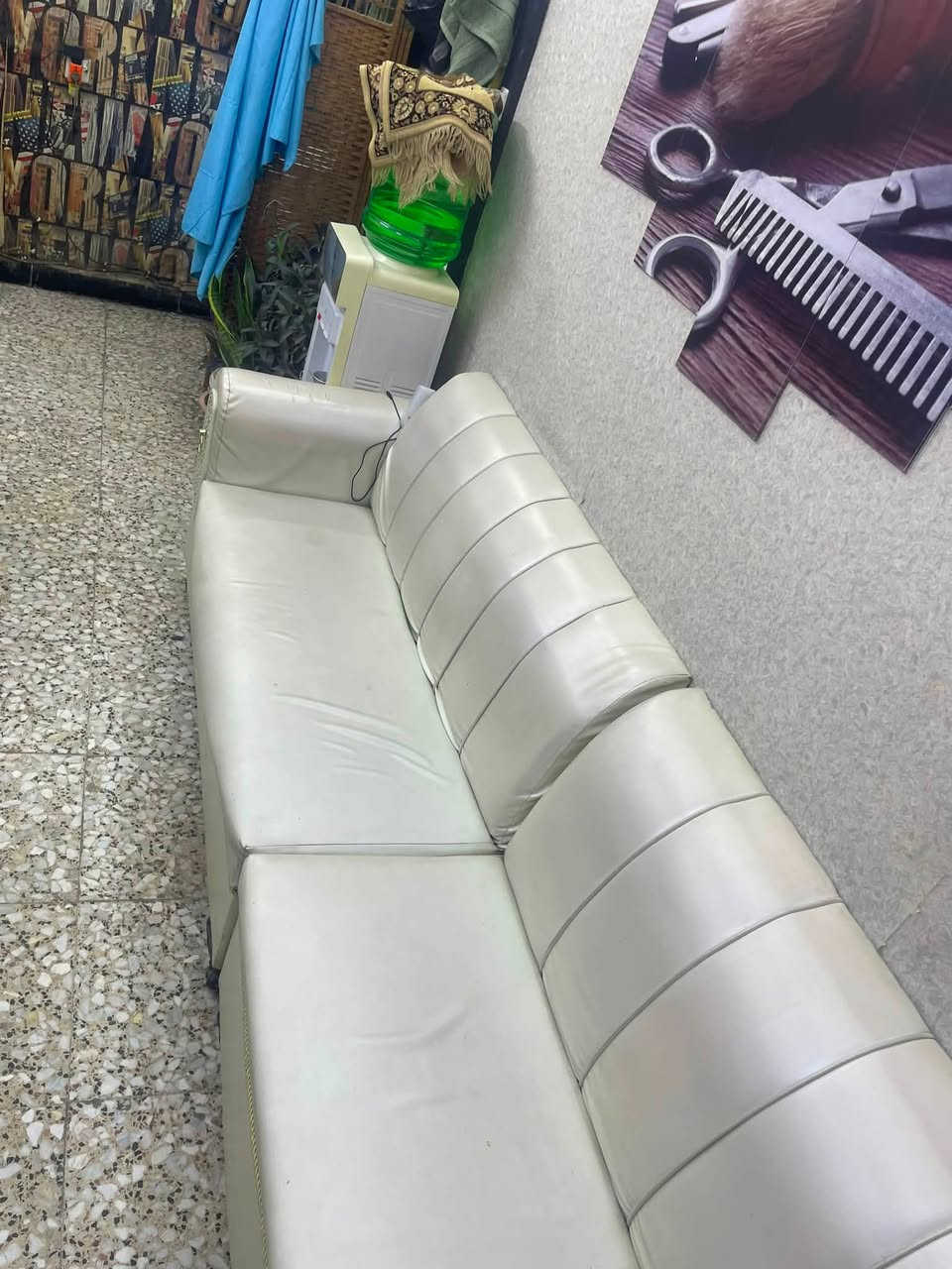 السلام عليكم محل حلاقة للبيع الشعب سوق شلال ***********
