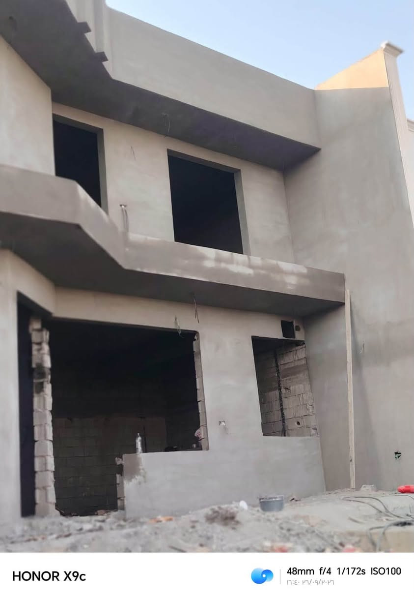 يوجد كادر لبخ  شغل دجة اولى والشغل هوة يحكم 

لبخ جرارة + لبخ ناعم +تقطيع +تصفير مساطر 

***********

نص مكتوب في الصور:
- HONOR X9c 24mm f/4 1/619s ISO100 ٠٧:٣٦ ٢٦/٠٩/٢٠٢٤
- HONOR X9c 48mm f/4 1/172s ISO100 ١٦:٤٠ ٢٦/٠٩/٢٠٢٦
- HONOR X9c 24mm f/4 1/240s ISO100 ١٦:٤٠ ٢٦/٠٩/٢٠٢٦
- ***********