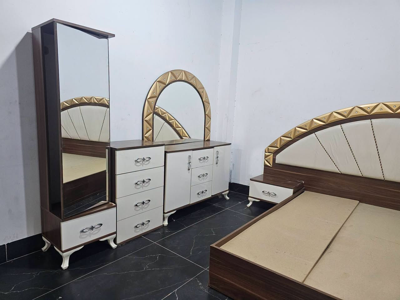 غرفه نوم للبيع شرط نظافه كامل سعر مناسب استفسار اتصال رقم ***********
