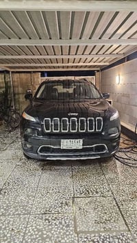 جيب شيروكي فئة البلص  الموديل :2018 الممشى :100 الف كيلو متر  الحادث :...