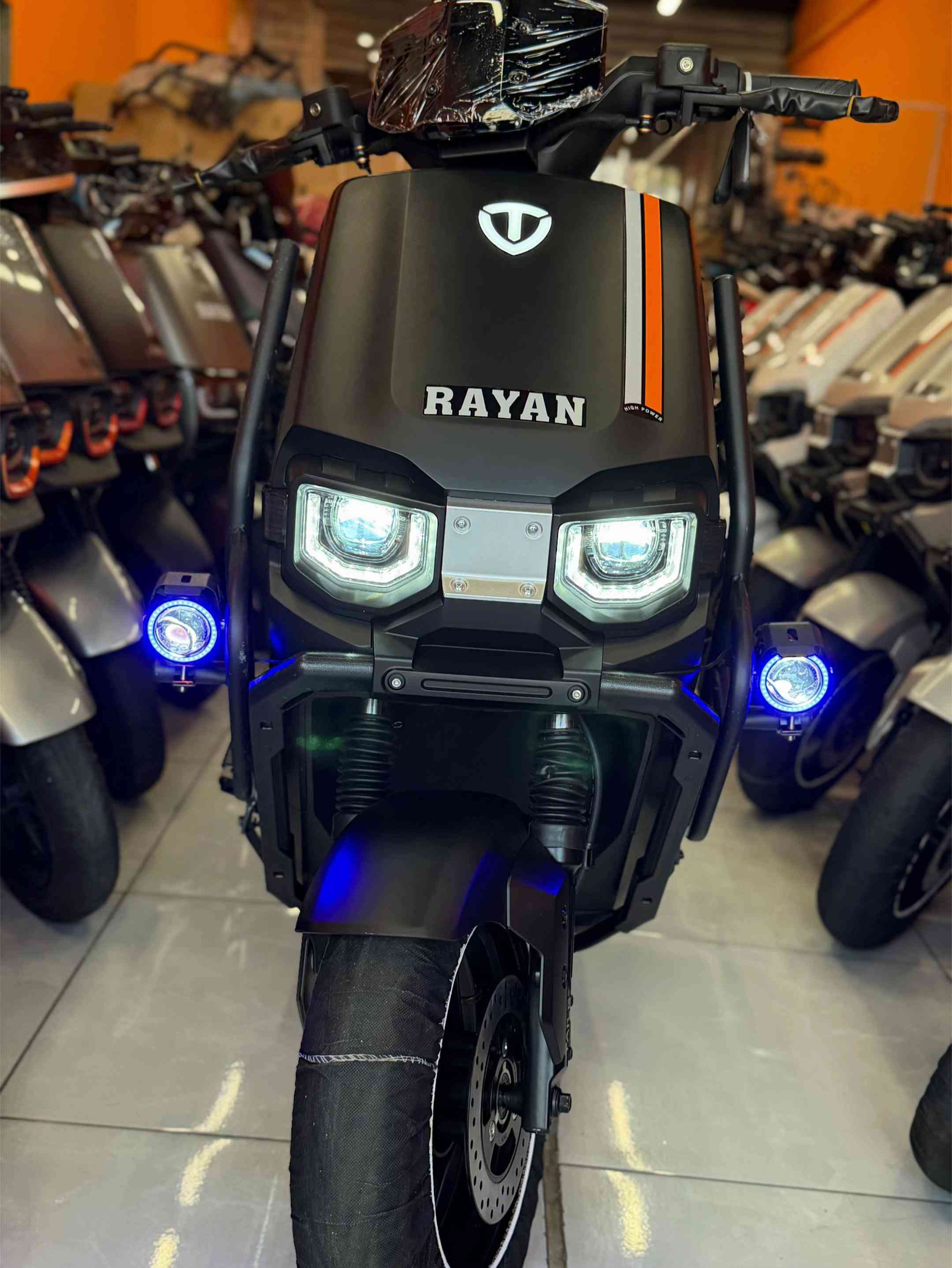 ⚡ المحرك: 2000 واط * 🔋 البطاريات: 6 بطاريات حجم كبير «مسطرة» * 🏎️ السرعة: تصل إلى 80 كم/س * 📍 المسافة: تصل إلى 80 كم * ↩️ رجوع للخلف: نعم * 🔒 مثبت سرعة: نعم * 🛑 البريكات: هيدروليك أمامي وخلفي * 🛡️ التصميم: مدرّع وقوي الكاظميه - شارع النواب ***********
