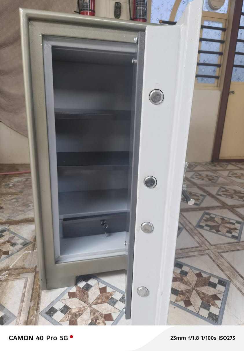 قاصه  للبيع حجم ثقيل وزن 290 كيلو ارتفاع 1م عرض 53 عمق 50  ضد الحريق والكسر تصلح للبنوك ومكاتب الصيرفه  *********** عنواني صلاح الدين ، بلد
